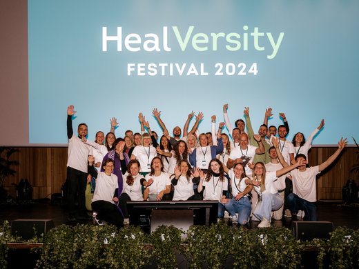 Das Team von HealVersity auf der Bühne beim Festival 2024