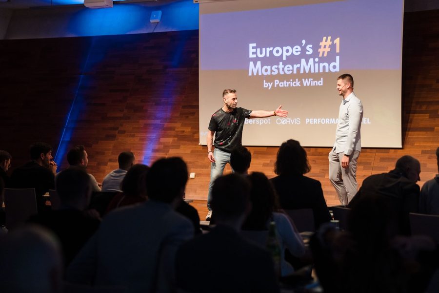 Fadi Tchallo auf der Bühne beim MasterMind von Patrick Wind
